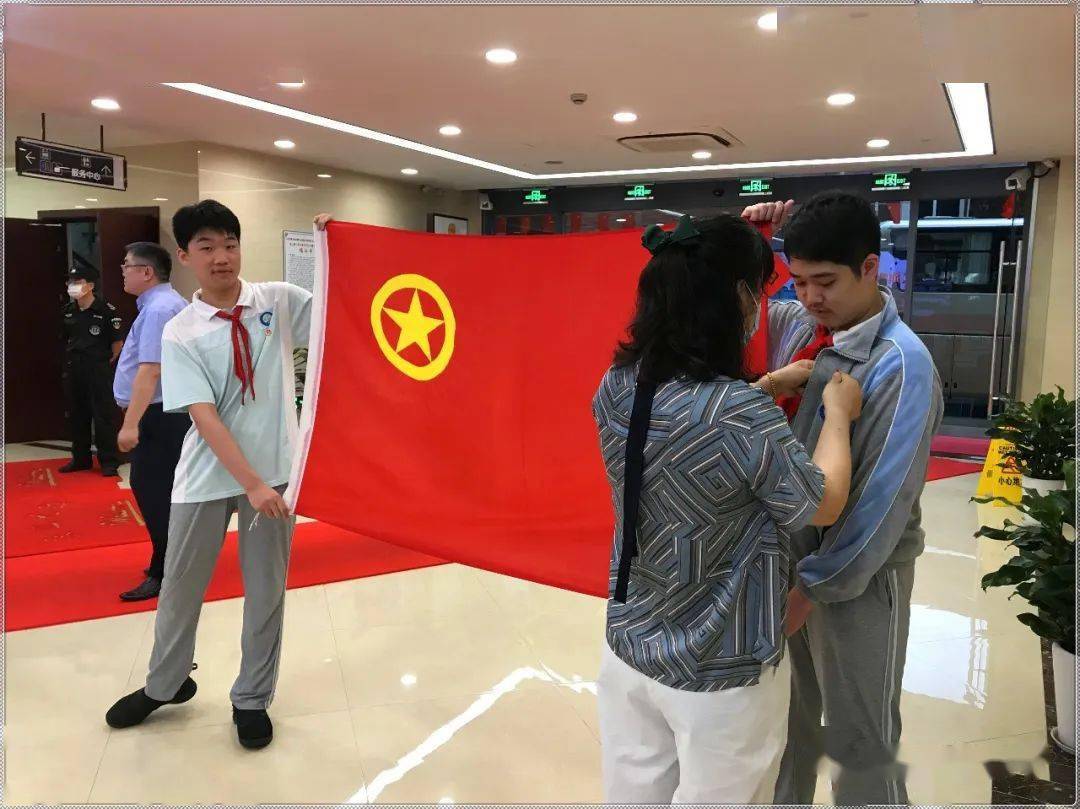 上海市淞谊中学开展党旗飘飘团徽熠熠新团员入团宣誓仪式活动