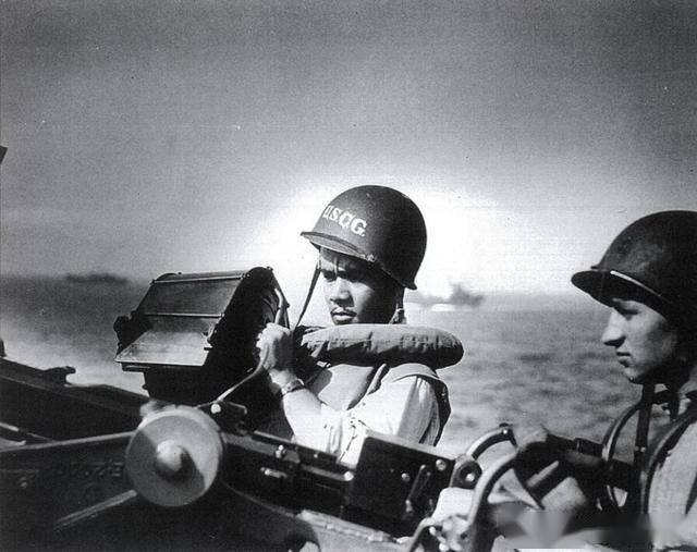 二战非裔美军海军篇:黑人抡大勺驾战舰,厨师英雄击落日机
