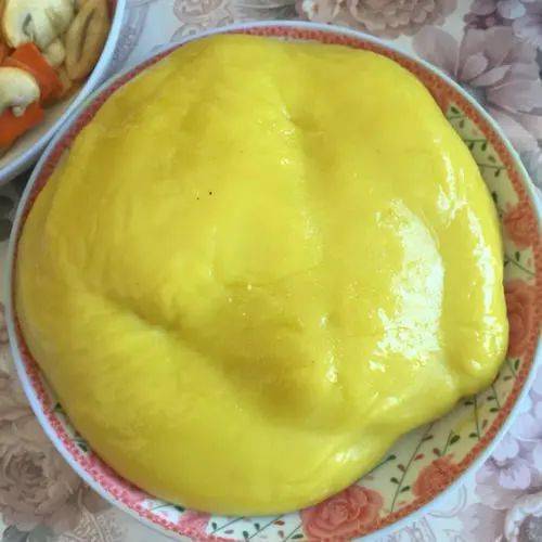 大同黄糕,是山西大同一带常见的汉族糕类家常食品,原料是黄米面,先用