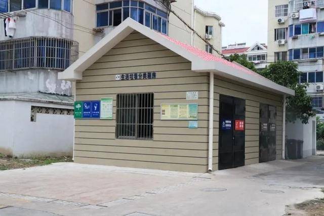 除臭,清洗设备齐全,加上严格的管理,让地处小区中心位置的垃圾房对