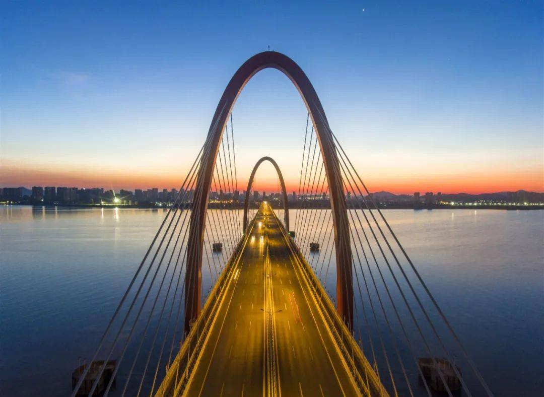 钱塘江大桥,又名钱江一桥,由中国桥梁专家茅以升主持设计,是中国自行