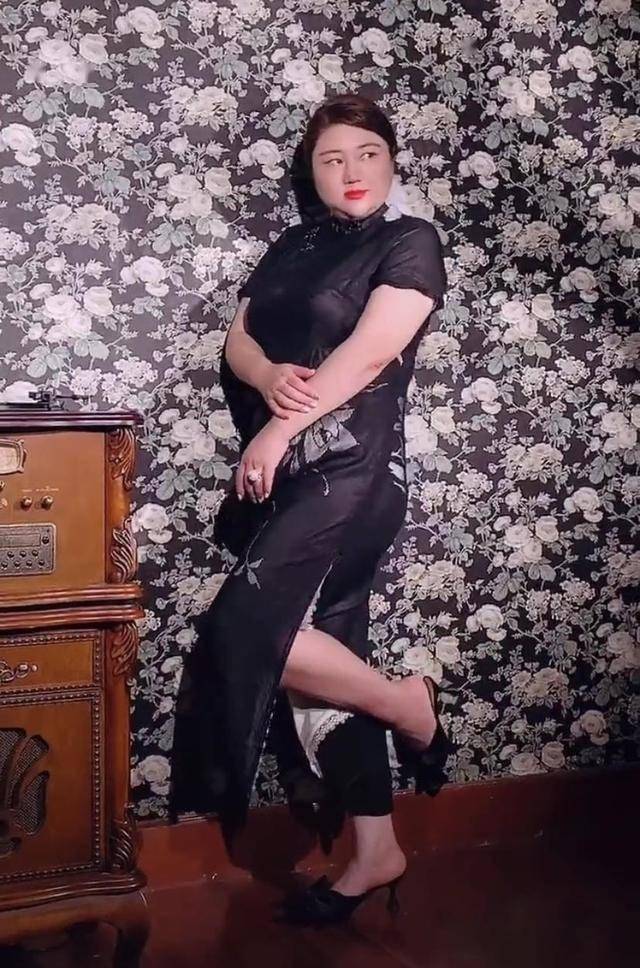 杨天真花式出道直播衣领过低遭封号被批丑人多作怪