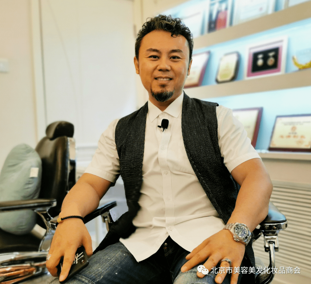 中国美发大师美发专业委员会主任北京市美发美容化妆品商会宋志春先生