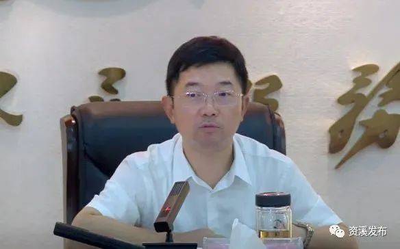 县委书记黄智迅主持会议,县委副书记饶源中,县委常委