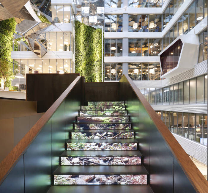 在中庭挂大钻石?这个办公大堂有点豪气