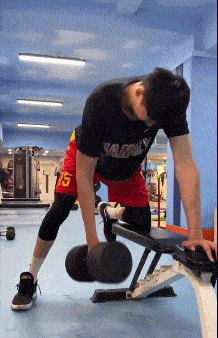 周琦晒训练视频,终于不是巴掌大的杠铃了