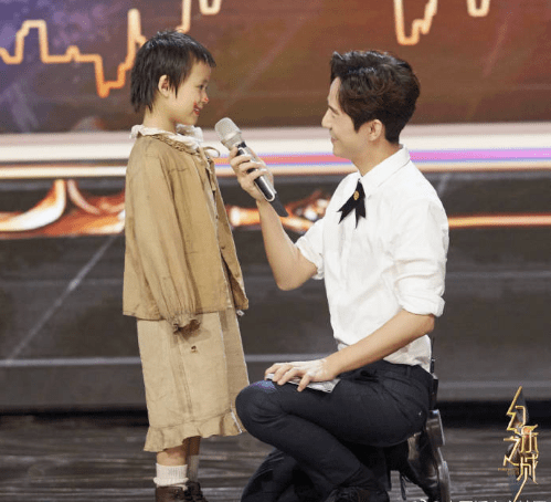 何炅不止是弯腰90度主持晚会其实你不知道的还有很多