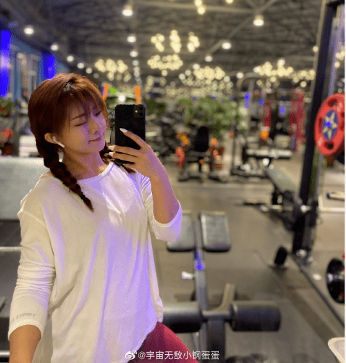 24岁小钢蛋火爆朋友圈萝莉脸蜜桃臀走到哪都是风景线