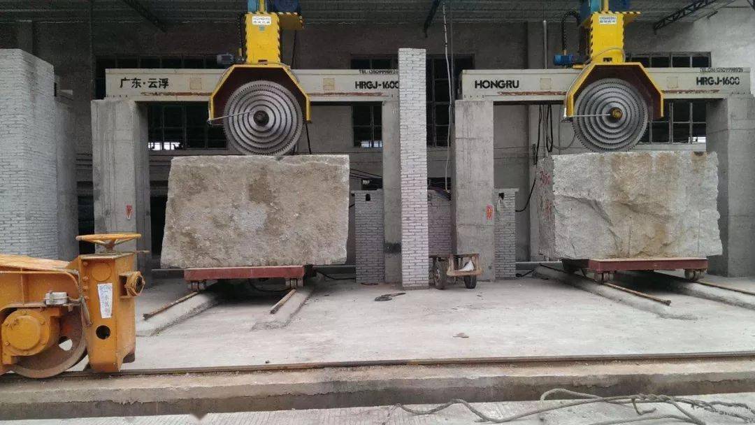 为了更好的进行切割 在石材身上刷上了厚厚的胶(包胶) 并且将石材凹凸