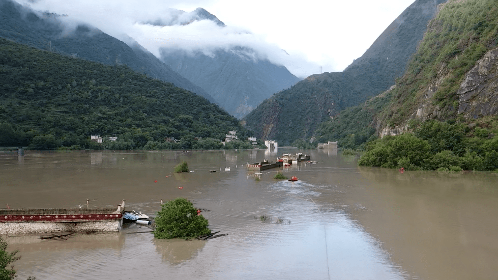 视频直击国道350塌方段抢通现场 四川局地仍有暴雨