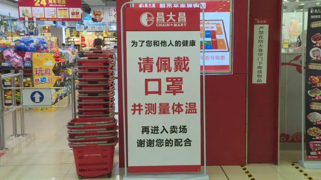 "我认为现阶段应该还有必要佩戴口罩,呼吁大家出来尽量戴口罩,避免给