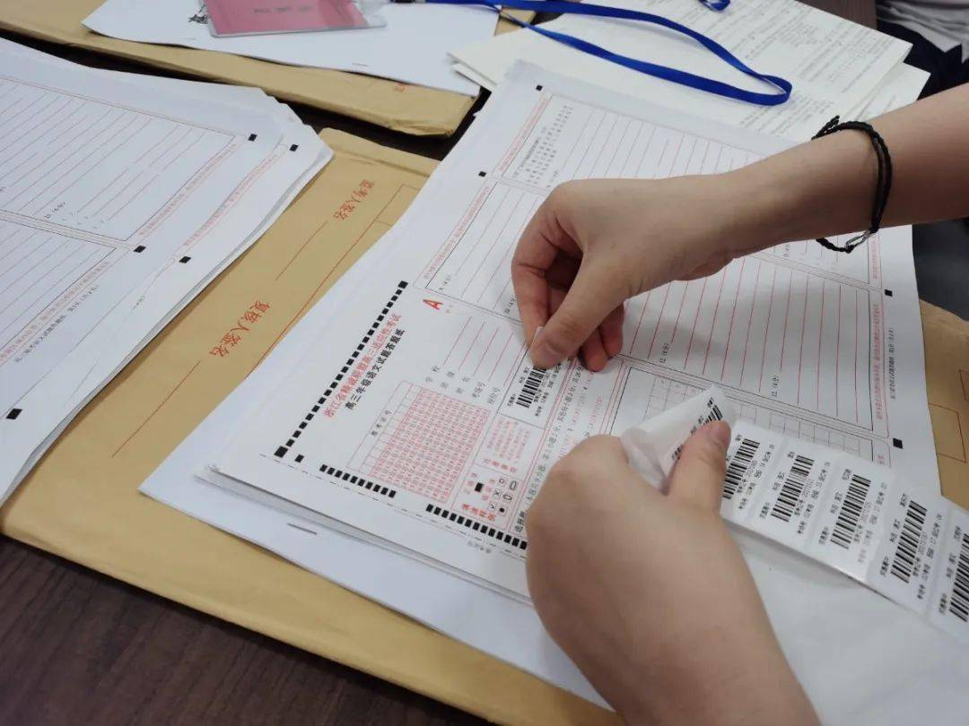 贴条形码学校对这次适应性考试给予了足够的重视,陈校长召开考务工作