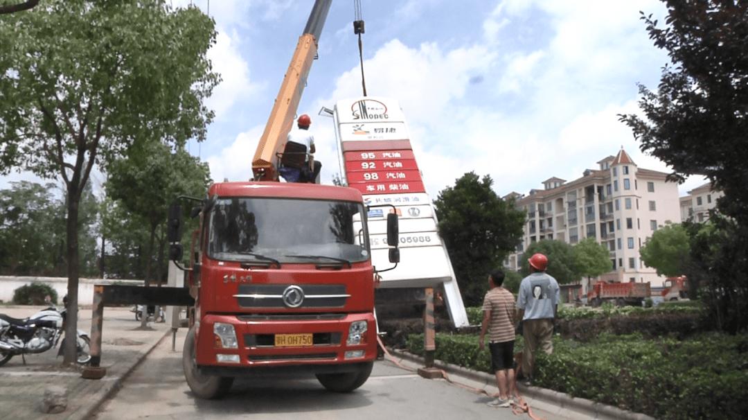 高空作业拆除问题广告牌提升城市颜值