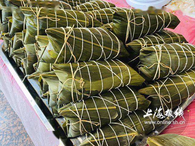 注意！上海人吃粽子有讲究！这家沪上老字号的肉粽王天天排队_口味