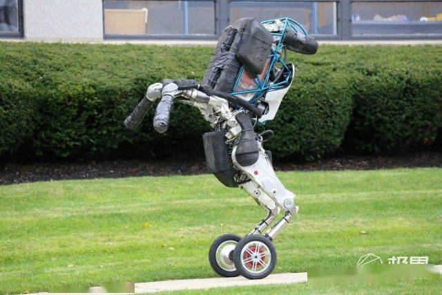 网红机器狗开卖富豪们争相抢购!幕后老板竟是71岁科学怪人….