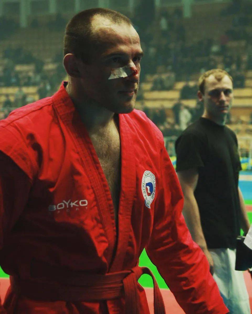 奥列尼克是桑搏出身,他获得过两次俄罗斯国家战斗桑搏冠军和一次欧亚