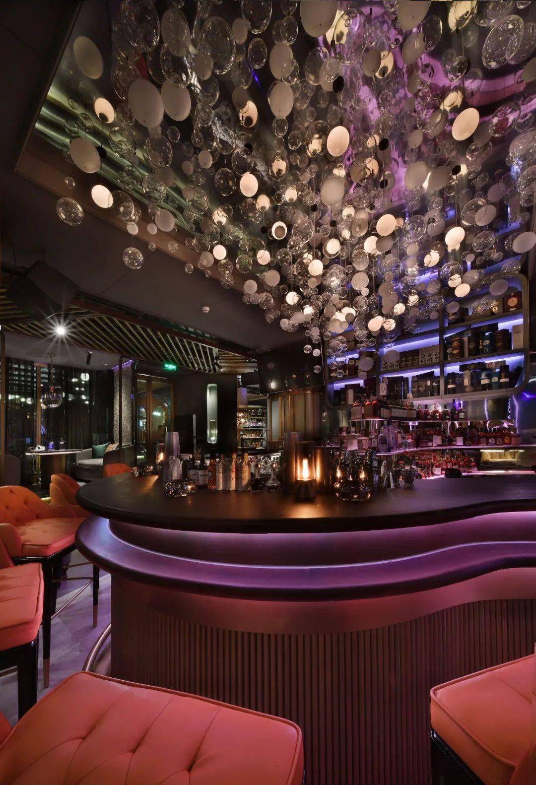 包间小团聚会包厢区,采用智能调光玻璃,通过控制器在透明与雾化中自由