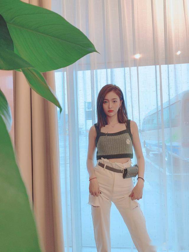 166cm吴宣仪仗着身材好任性挑战露腰装这身材比例绝了