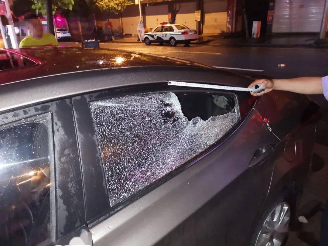 不应该松阳一男子酒后砸车被拘留