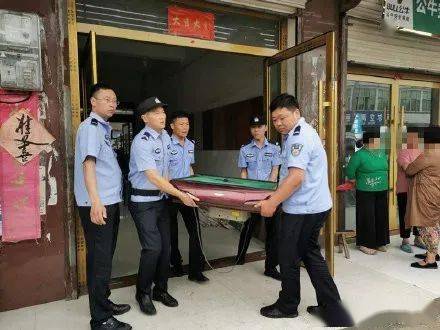 泗县公安局高度重视,多部门组成临时联合整治组,对黄圩中心校周边赌博