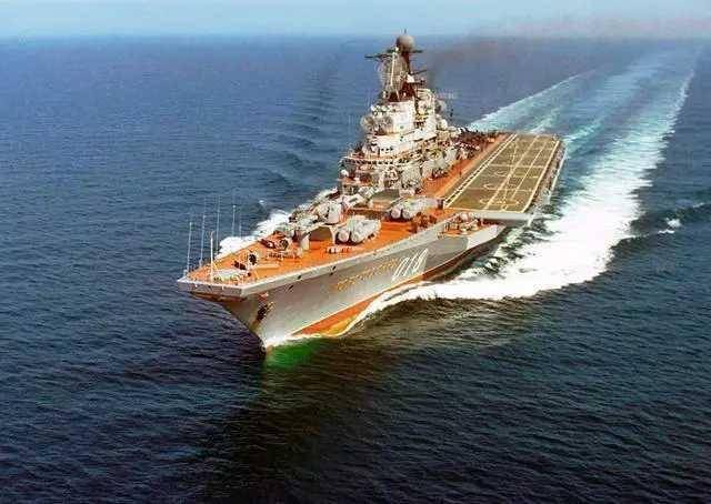 1983年5月27日,苏联海军的新型航空母舰"新罗西斯克"号正从黑海的塞