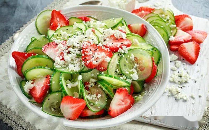 糖友稳糖小食谱—草莓_拌黄瓜