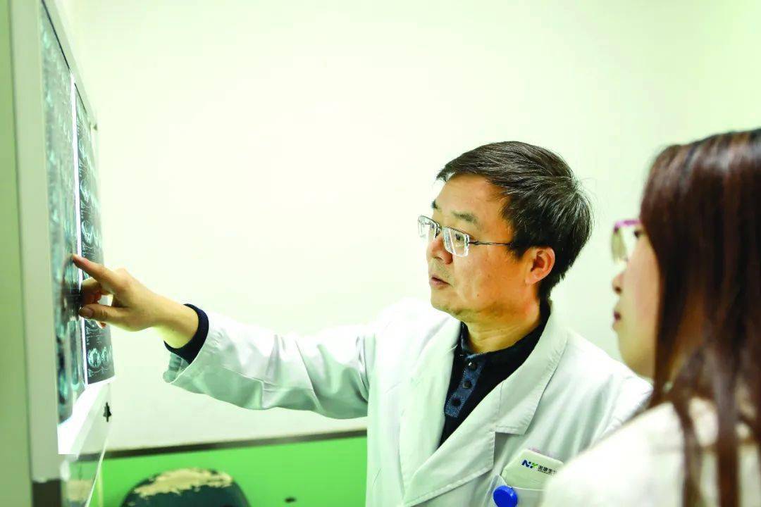 董永红 男,外科学博士,主任医师,山西医科大学兼职教授,硕士生导师