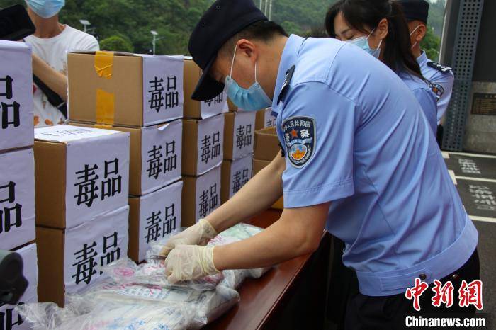 检察院干警对毒品现场进行开箱核验检查. 叶苏 摄