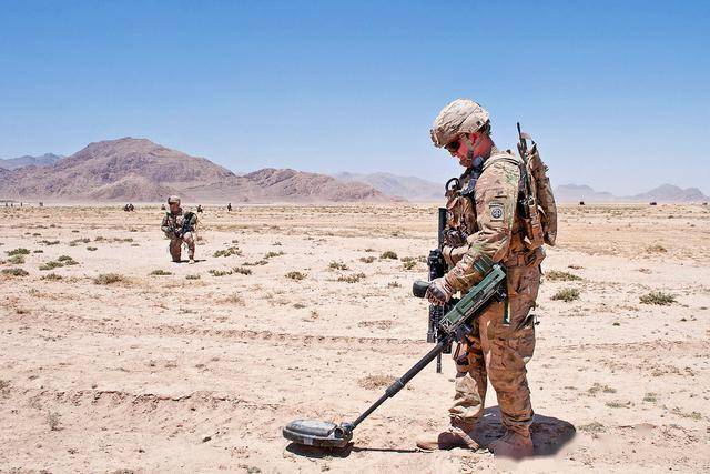 在大多数情况下,探测地雷意味着走进雷区,用金属探测器找到引信并挖出