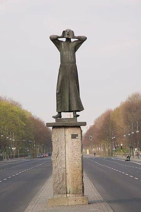 是1945年二战结束后不久,由苏联红军建造,纪念在柏林战役中丧失的士兵