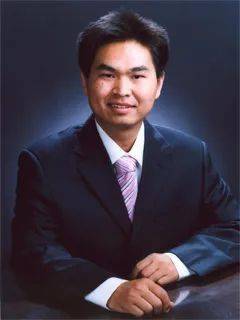 梁威老师毕业于北京师范大学数学系统计学专业,理学学士;以北京四中