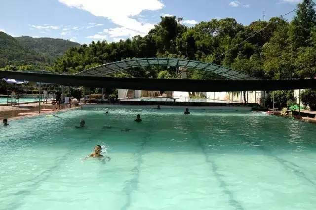 村路口左转—沿溪边公路往后岙村即水亭水库方向行驶约1公里—游泳池6