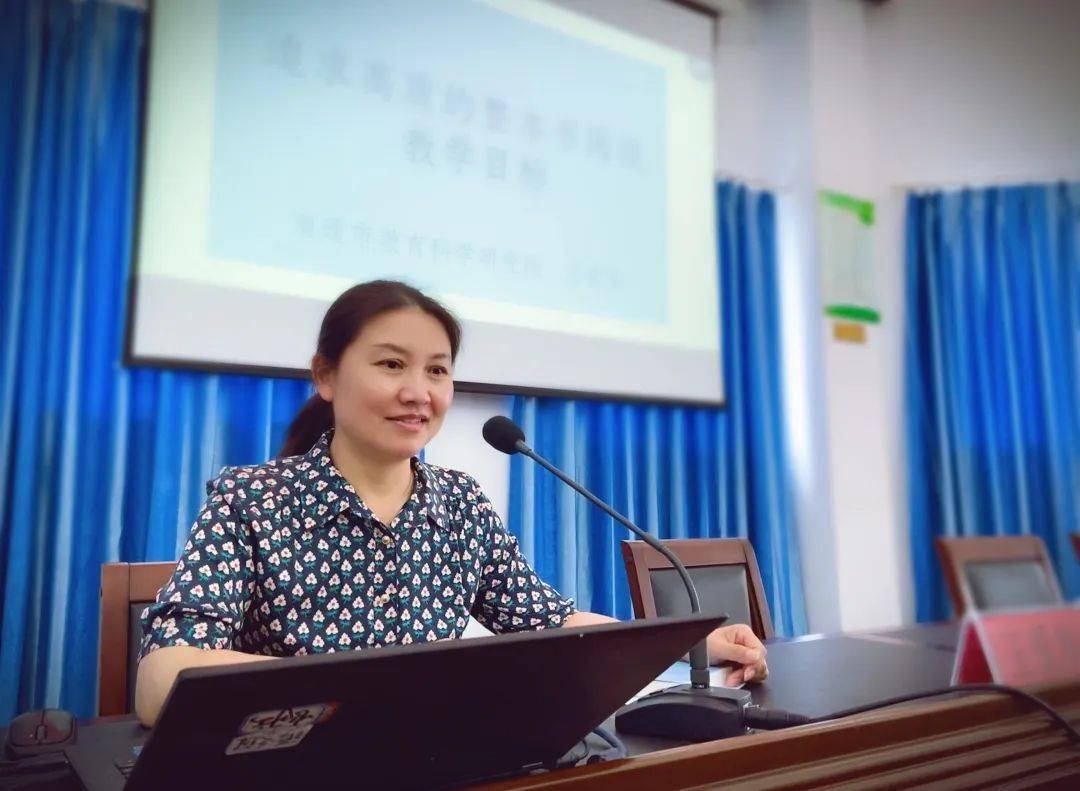 王爱华老师做了以《追求高质的整本书阅读教学目标》为题的专题讲座