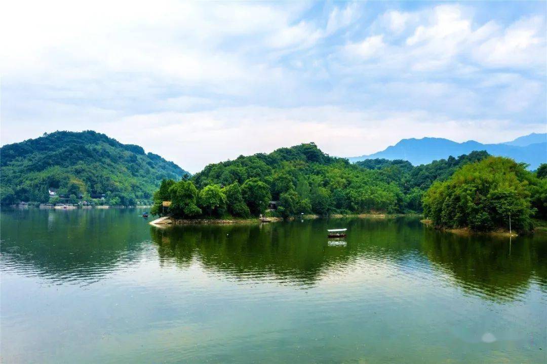 当你行走在水库大坝或库区道路上你会被眼前山青水秀,山水环抱的美丽