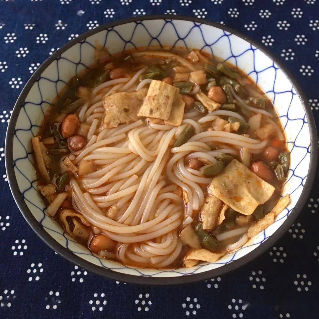 厦门陷入高温的中午,吃了一碗纯素螺蛳粉.喜欢这米粉本身,真滑溜爽口.