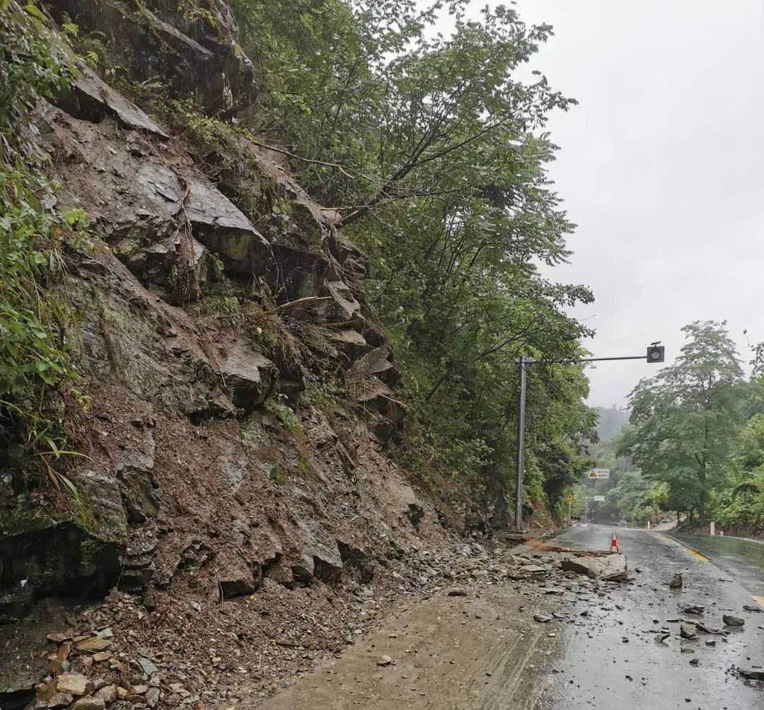 注意薤山风景区门口往谷城方向1公里左右坡顶有落石