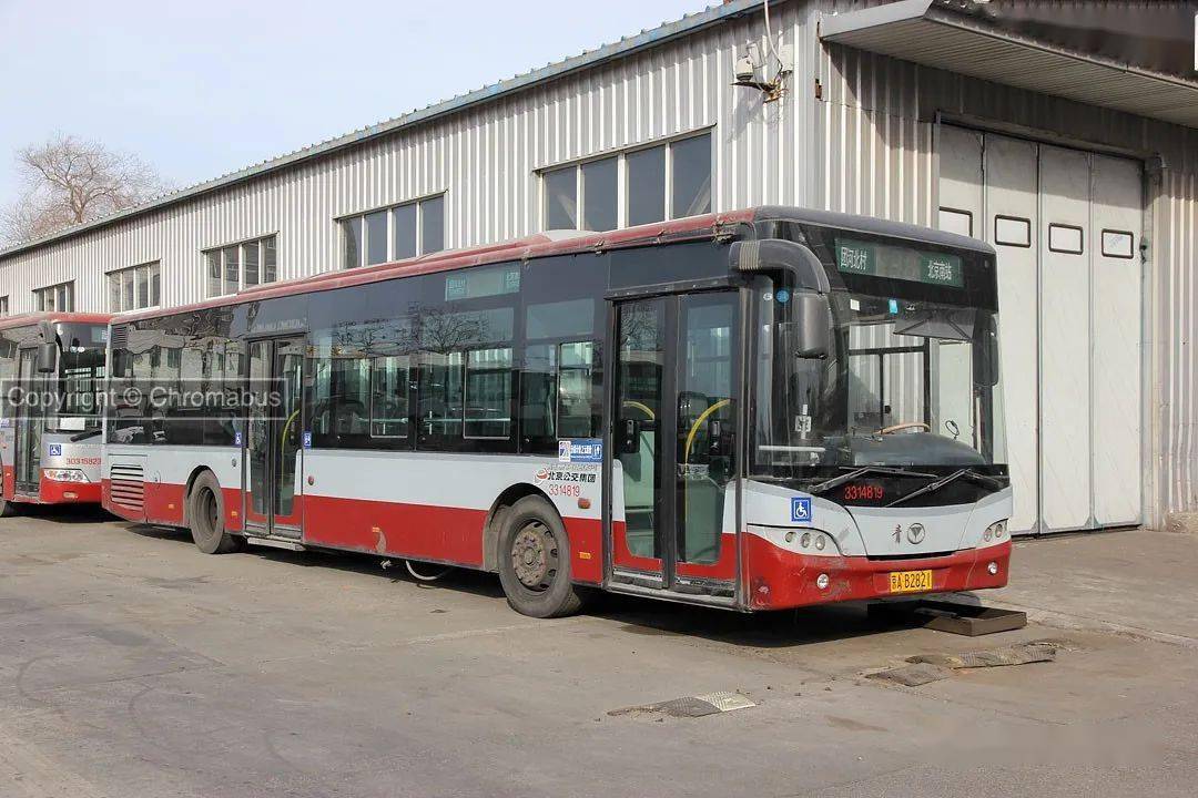 从2006年下半年为北京生产的第一批jnp6120gc,jnp6120g-1开始,除无轨