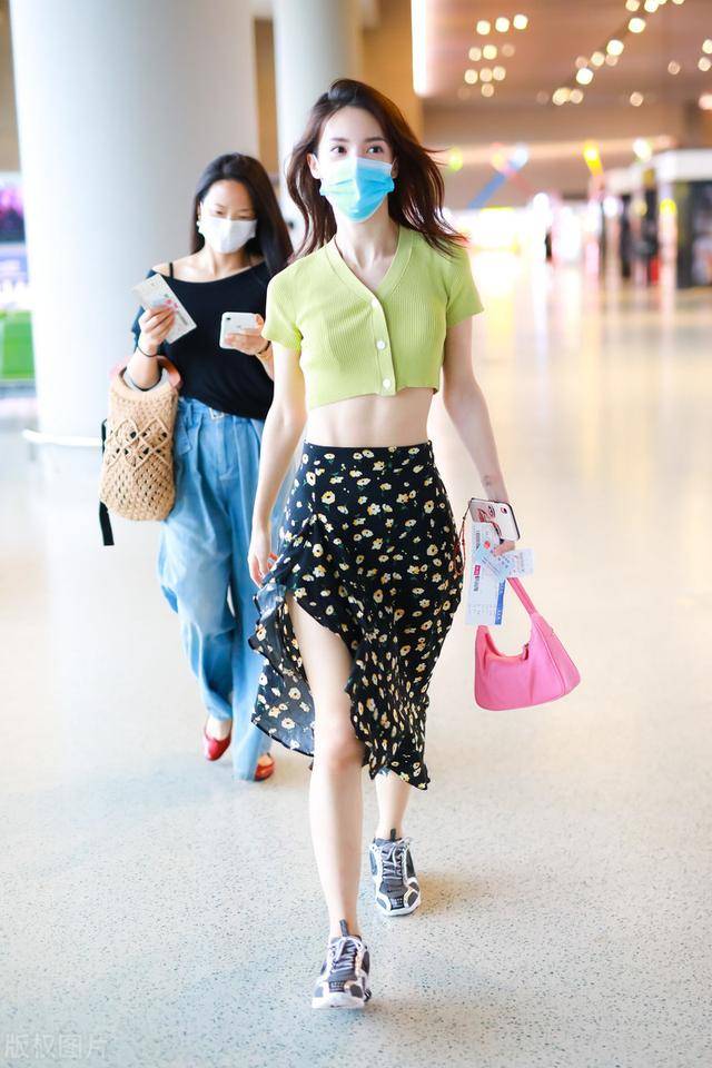 金晨走出了女团风,牛油果露脐装,搭配碎花开叉裙,自信满满
