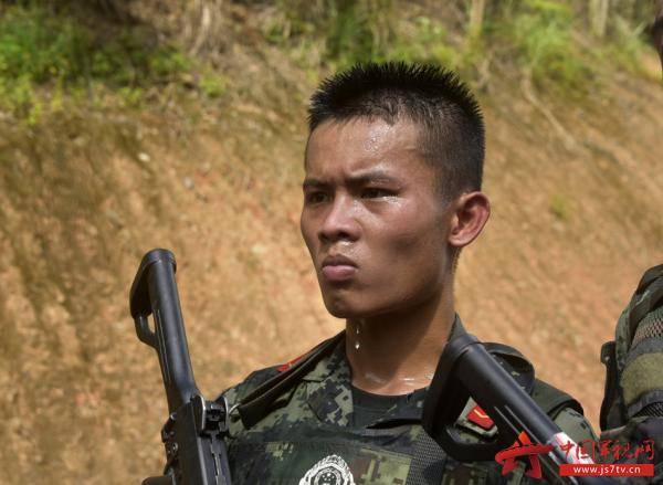 特战队员坚毅的目光,天气炎热,汗滴留下脸颊