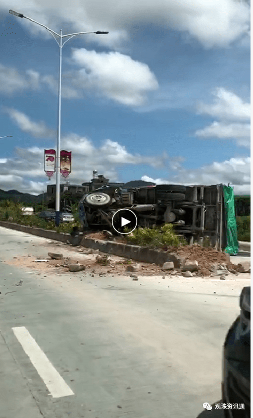 正正路口,观沙大道又出车祸,两车侧翻