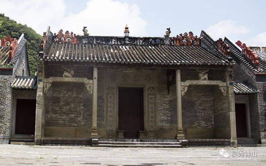 若你是第一次来,不能错过的区域就是 英家粤东会馆.