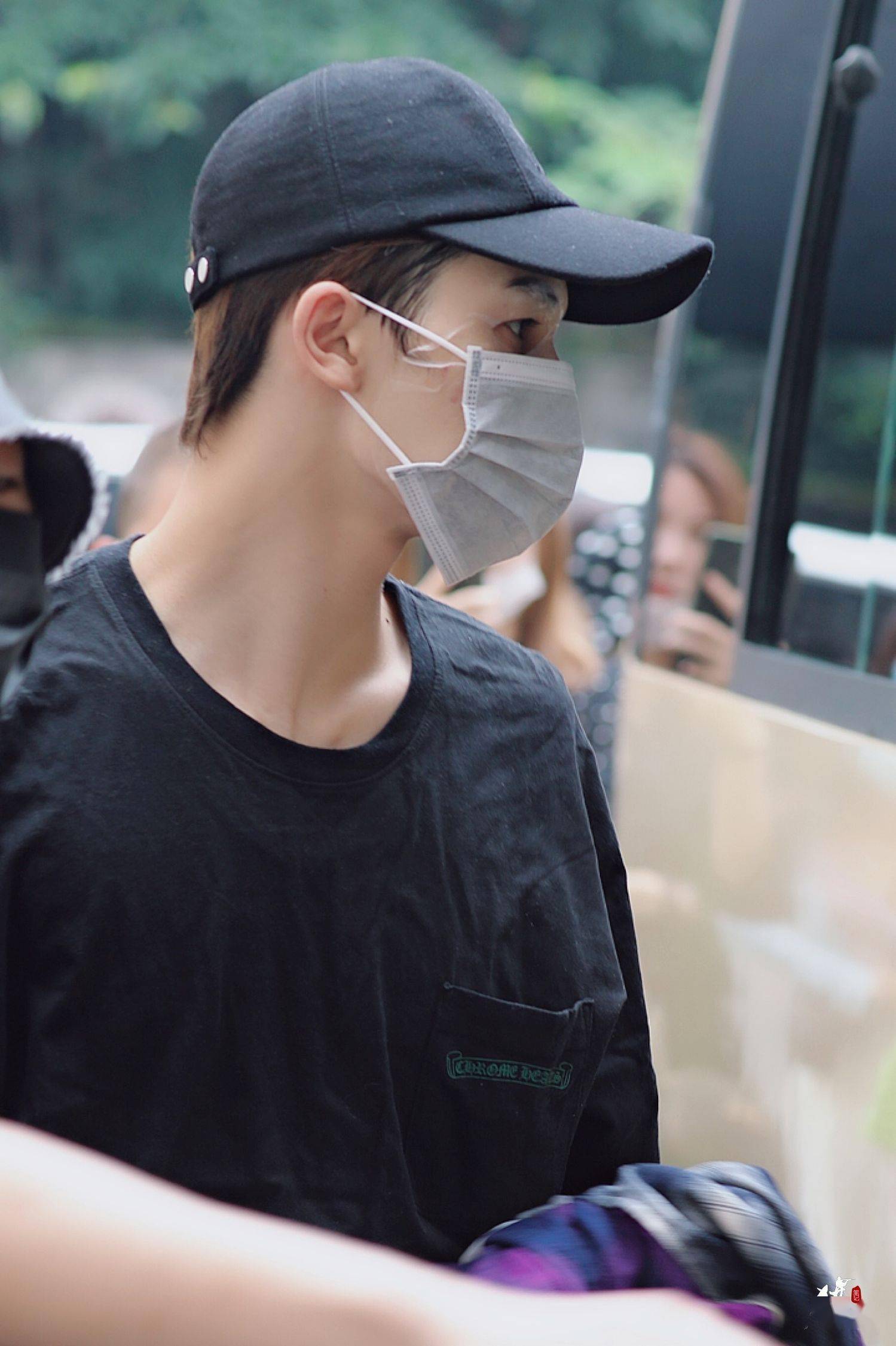 正正剧组上班饭拍公开 敷面膜戴口罩的精致猪猪男孩_朱正廷