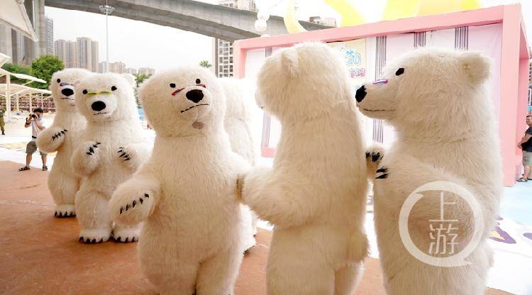 "北极熊"热舞开浪 百名比基尼美女上演水枪大战