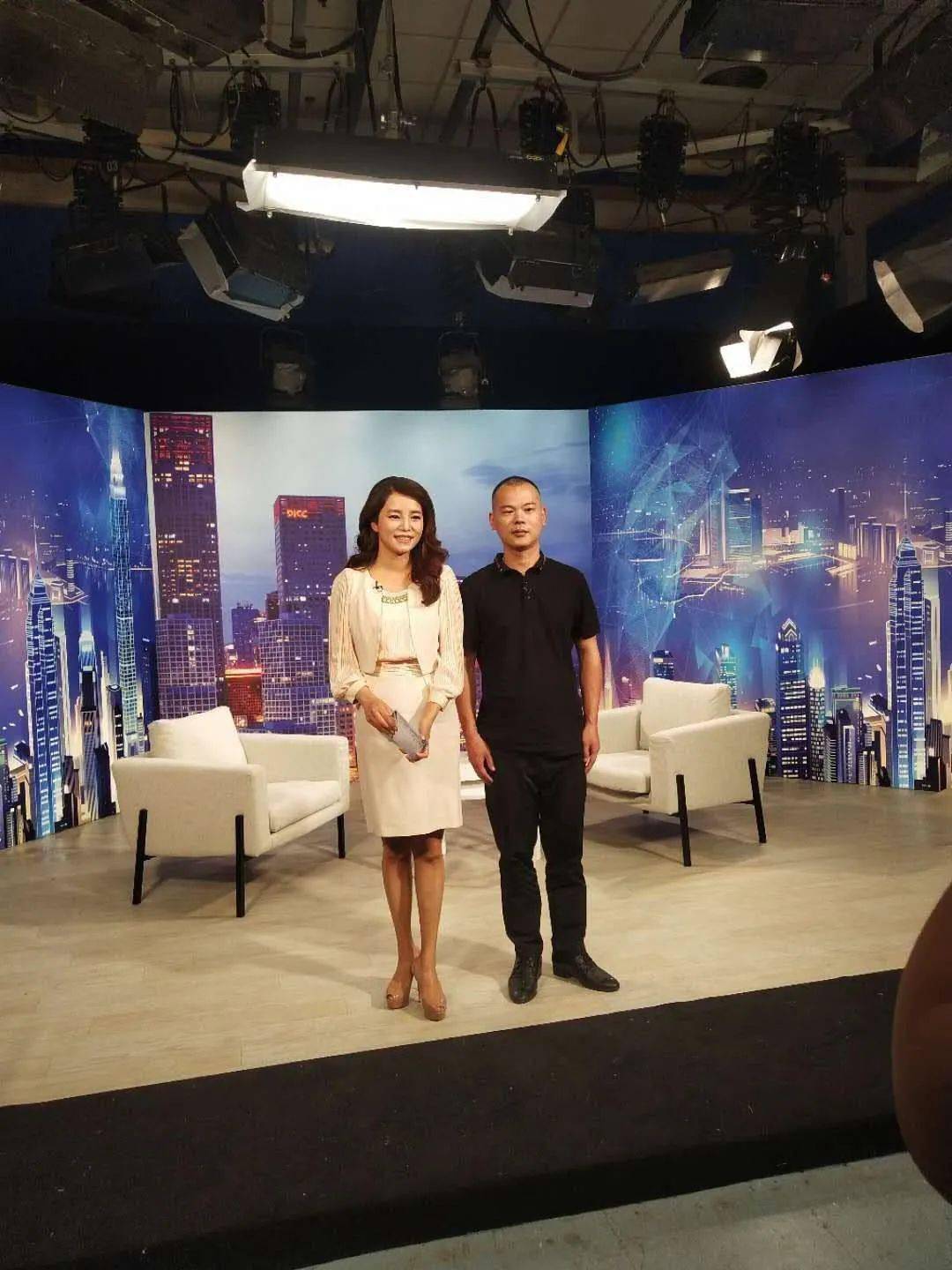 央视著名主持人黄婕与鑫好茗品牌创始人在央视演播厅合影