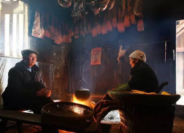 火塘上面挂个鼎罐炕点腊肉安逸
