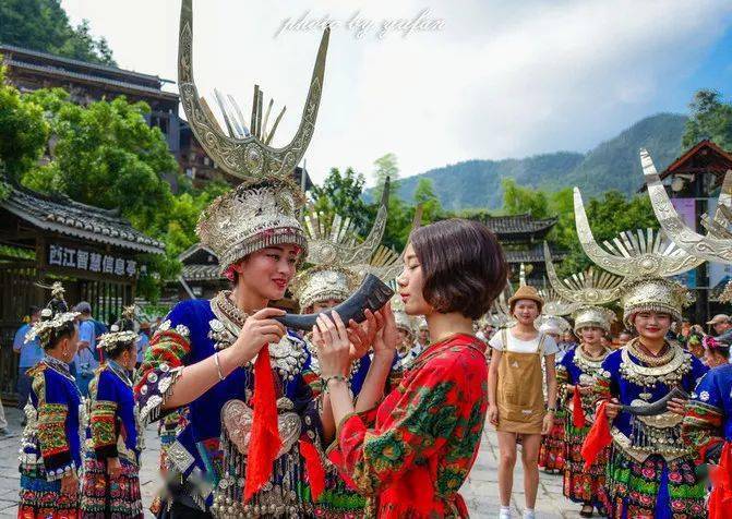 喝12道热情饮99杯醉拦门酒苗族最高的迎宾礼节