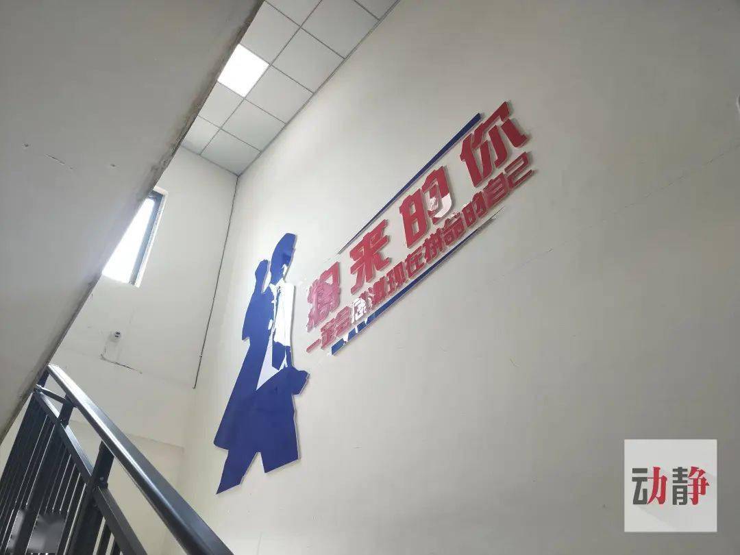 培训中心标语周坤告诉记者:"我们投资了1200余万元为搬迁入住群众配置