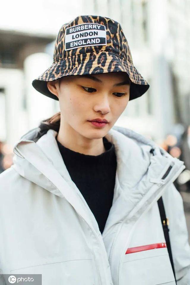 时尚博主irenekim用一顶牛仔拼接渔夫帽搭配明黄色开衫,瞬间满满的