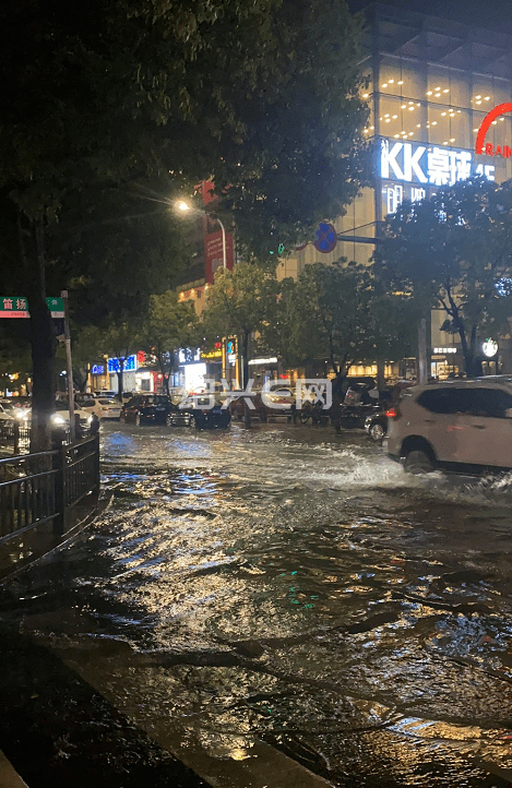 会稽路150号小区门口拍摄到的场景 还有更早些时候  柯桥某路上  暴雨