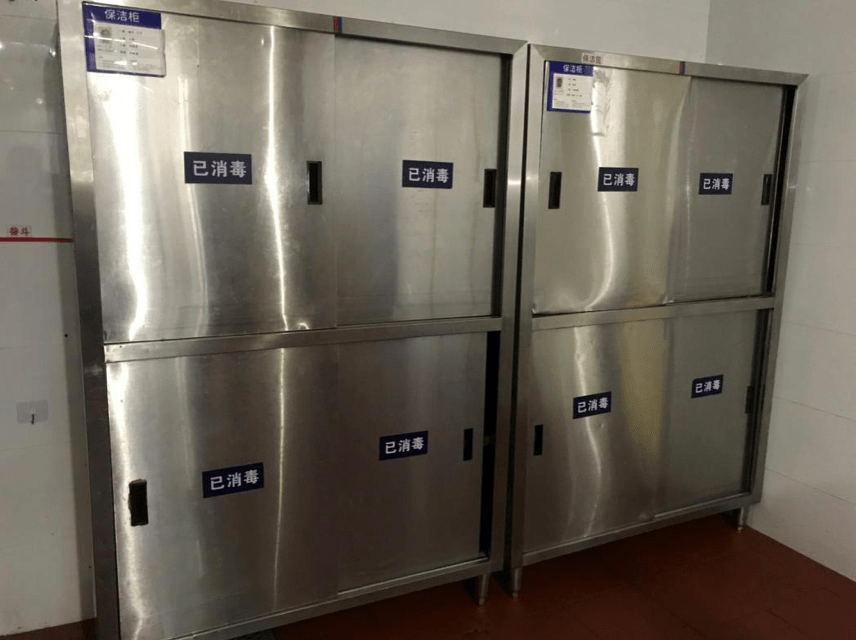 消毒保洁柜正常使用,有专人负责清洁管理冰柜内食物分类分区域摆放